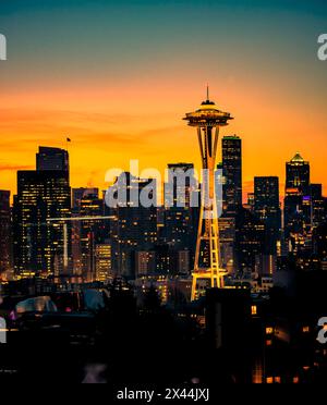 Stati Uniti, Stato di Washington, Seattle. Alba sullo skyline di Seattle da un parco sulla Queen Anne Hill. Foto Stock