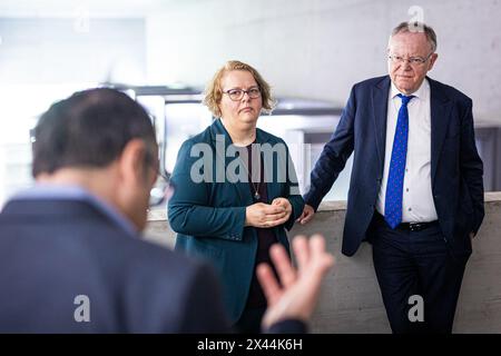 Lohheide, Germania. 30 aprile 2024. Stephan Weil (SPD, destra), Ministro Presidente della bassa Sassonia, parla con Katrin Unger (centro), Vice Direttore del Memoriale di Bergen-Belsen, e Akim Jah (sinistra), Capo del Dipartimento di ricerca e documentazione del Memoriale, durante la sua visita al memoriale. Il Ministro Presidente Weil si reca oggi in vari luoghi della democrazia vivente (30.04.2024) per celebrare il 75° anniversario della legge fondamentale. Crediti: Moritz Frankenberg/dpa/Alamy Live News Foto Stock