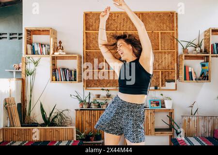 Donna matura spensierata che danzava al centro benessere Foto Stock