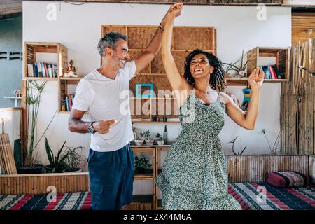 Una romantica coppia matura che danzava tra di loro durante una vacanza al resort Foto Stock