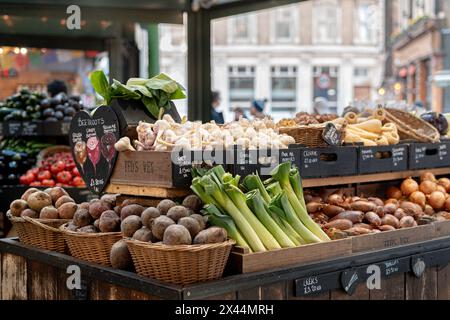 Borough Market, bancarelle di verdure. Borough Market è uno dei mercati alimentari più grandi e antichi di Londra, in Inghilterra. Foto Stock