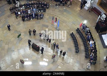 WASHINGTON, DC - APRILE 29: I membri della famiglia e gli ospiti rendono omaggio come guardia d'onore militare si trova vicino a un'urna contenente i resti cremati del colonnello dell'esercito in pensione Ralph Puckett Jr. Durante il suo tributo congressuale nella rotonda del Campidoglio degli Stati Uniti il 29 aprile 2024 a Washington, uno dei militari più decorati dell'esercito americano, Puckett morì nella sua casa di Columbus, Georgia, l'8 aprile 2024 all'età di 97 anni. Nel maggio 2021 è stato premiato con la Medal of Honor dal presidente Joe Biden per le sue imprese durante la guerra di Corea. Puckett fu ferito a capo di una compagnia di outnumbe Foto Stock