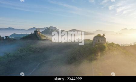 Zunhua. 30 aprile 2024. Una foto aerea scattata il 30 aprile 2024 mostra uno scenario della grande Muraglia di Hongshankou nella città di Xiaochang nella città di Zunhua, nella provincia di Hebei della Cina settentrionale. Crediti: Liu Mancang/Xinhua/Alamy Live News Foto Stock