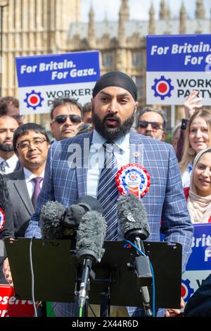 Londra, regno unito 30 aprile 2024 l'ex giocatore di cricket inglese Monty Panesar tiene un discorso al partito dei lavoratori di George Galloway su Parliament Square credito: Richard Lincoln/Alamy Live News Foto Stock