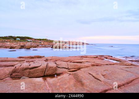 Il paesaggio costiero di Capo Leeuwin al crepuscolo include rocce di granito, l'oceano e il faro, nel sud-ovest dell'Australia occidentale. Foto Stock