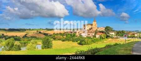 Paesaggio estivo - vista del villaggio di Lavardens etichettato Les Plus Beaux Villages de France (i più bei villaggi di Francia), Francia Foto Stock