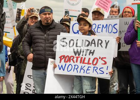 Rosemont, Illinois - centinaia di lavoratori e sostenitori hanno picchiato un ristorante Portillo's, chiedendo che l'azienda riconoscesse la loro unione. La loro orga Foto Stock