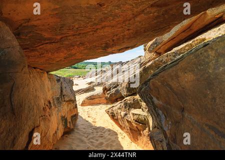 Paesaggio naturale - vista ravvicinata di massi di arenaria, un frammento del fondo di un antico mare preistorico, antico luogo di culto, archeologico Foto Stock
