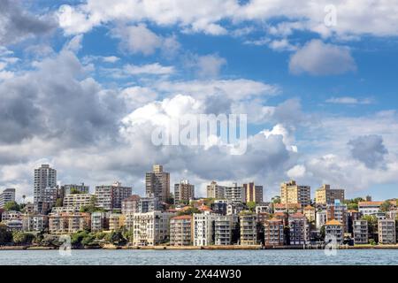 Il principale complesso residenziale del Sydney Harbour Lower North Shore in un pomeriggio estivo. I quartieri periferici di Kirribilli e Beulah Stree Foto Stock