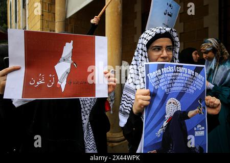 Beirut, Beirut, Libano. 30 aprile 2024. Gli studenti dell'Università americana di Beirut espongono striscioni durante una dimostrazione di sostegno a Gaza. Gli studenti universitari di tutto il Libano si sono Uniti a un movimento studentesco globale a sostegno della Palestina e della condanna di Israele e hanno espresso rabbia per le crescenti morti durante la guerra israelo-Hamas. (Credit Image: © Marwan Naamani/ZUMA Press Wire) SOLO PER USO EDITORIALE! Non per USO commerciale! Crediti: ZUMA Press, Inc./Alamy Live News Foto Stock