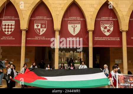 Beirut, Beirut, Libano. 30 aprile 2024. Gli studenti dell'Università americana di Beirut espongono un'enorme bandiera palestinese durante una dimostrazione di sostegno a Gaza. Gli studenti universitari di tutto il Libano si sono Uniti a un movimento studentesco globale a sostegno della Palestina e della condanna di Israele e hanno espresso rabbia per le crescenti morti durante la guerra israelo-Hamas. (Credit Image: © Marwan Naamani/ZUMA Press Wire) SOLO PER USO EDITORIALE! Non per USO commerciale! Crediti: ZUMA Press, Inc./Alamy Live News Foto Stock