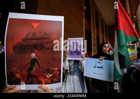 Beirut, Beirut, Libano. 30 aprile 2024. Gli studenti dell'Università americana di Beirut espongono striscioni durante una dimostrazione di sostegno a Gaza. Gli studenti universitari di tutto il Libano si sono Uniti a un movimento studentesco globale a sostegno della Palestina e della condanna di Israele e hanno espresso rabbia per le crescenti morti durante la guerra israelo-Hamas. (Credit Image: © Marwan Naamani/ZUMA Press Wire) SOLO PER USO EDITORIALE! Non per USO commerciale! Crediti: ZUMA Press, Inc./Alamy Live News Foto Stock