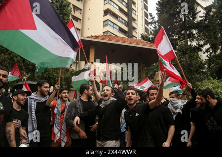 Beirut, Beirut, Libano. 30 aprile 2024. Gli studenti dell'Università libanese americana cantano slogan durante una dimostrazione di sostegno a Gaza. Gli studenti universitari di tutto il Libano si sono Uniti a un movimento studentesco globale a sostegno della Palestina e della condanna di Israele e hanno espresso rabbia per le crescenti morti durante la guerra israelo-Hamas. (Credit Image: © Marwan Naamani/ZUMA Press Wire) SOLO PER USO EDITORIALE! Non per USO commerciale! Crediti: ZUMA Press, Inc./Alamy Live News Foto Stock