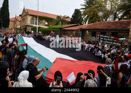 Beirut, Beirut, Libano. 30 aprile 2024. Gli studenti dell'Università americana di Beirut espongono un'enorme bandiera palestinese durante una dimostrazione di sostegno a Gaza. Gli studenti universitari di tutto il Libano si sono Uniti a un movimento studentesco globale a sostegno della Palestina e della condanna di Israele e hanno espresso rabbia per le crescenti morti durante la guerra israelo-Hamas. (Credit Image: © Marwan Naamani/ZUMA Press Wire) SOLO PER USO EDITORIALE! Non per USO commerciale! Crediti: ZUMA Press, Inc./Alamy Live News Foto Stock