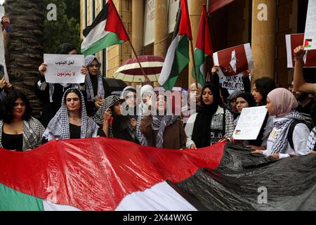 Beirut, Beirut, Libano. 30 aprile 2024. Gli studenti dell'Università americana di Beirut cantano slogan durante una dimostrazione di sostegno a Gaza. Gli studenti universitari di tutto il Libano si sono Uniti a un movimento studentesco globale a sostegno della Palestina e della condanna di Israele e hanno espresso rabbia per le crescenti morti durante la guerra israelo-Hamas. (Credit Image: © Marwan Naamani/ZUMA Press Wire) SOLO PER USO EDITORIALE! Non per USO commerciale! Crediti: ZUMA Press, Inc./Alamy Live News Foto Stock