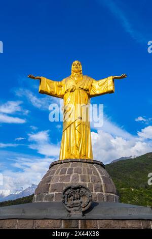 Veduta aerea della statua dorata del colosso del Cristo Re. Bienno, provincia di Brescia, Valcamonica, Lombardia, Italia, Europa. Foto Stock