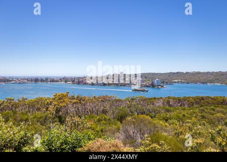 Vista sulla macchia, l'oceano e il sobborgo di Sydney dal punto panoramico di Dobroyd Head, Sydney, Australia Foto Stock