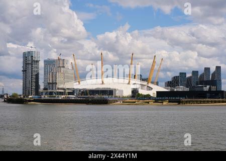 L'O2 Arena e il fiume Tamigi, visti dall'Isola dei cani, Londra Foto Stock