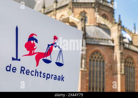 Arnhem, Paesi Bassi - 23 aprile 2024: Cartello d'ingresso dell'Ufficio giudiziario con il testo in olandese per "la magistratura" ad Arnhem, Paesi Bassi Foto Stock