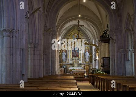 Sainte-Mere-Eglise, Francia - 19 aprile 2024: Chiesa di Sainte-Mere-Eglise. Gente che cammina a Sainte-Mere-Eglise. Strade ed edifici. Uno stile di vita nel nostro Foto Stock