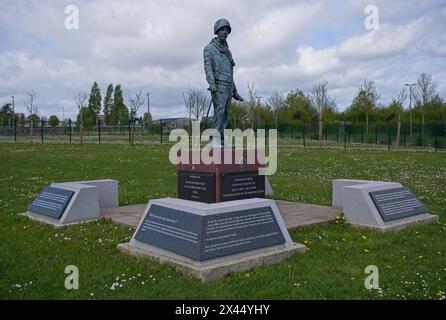 Sainte-Mere-Eglise, Francia - 19 aprile 2024: Statua commemorativa di Theodore Roosevelt Jr. Stile di vita nell'area urbana. Nuvoloso giorno primaverile. Messa a fuoco selettiva Foto Stock