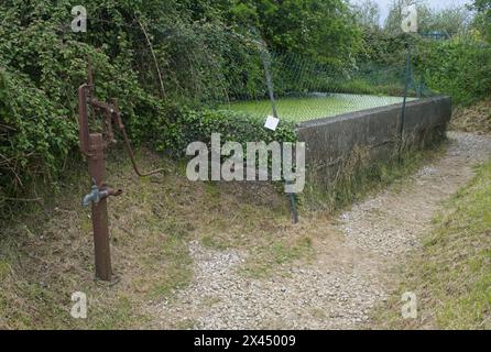 Grandcamp-Maisy, Francia - 23 aprile 2024: Batteria tedesca Maisy a Grandcamp-Maisy durante la seconda guerra mondiale. Hanno sparato a Utah Beach. Giorno di primavera. S Foto Stock