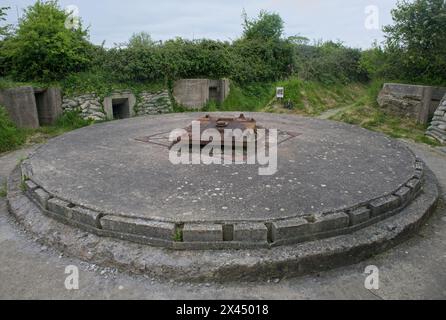 Grandcamp-Maisy, Francia - 23 aprile 2024: Batteria tedesca Maisy a Grandcamp-Maisy durante la seconda guerra mondiale. Hanno sparato a Utah Beach. Giorno di primavera. S Foto Stock