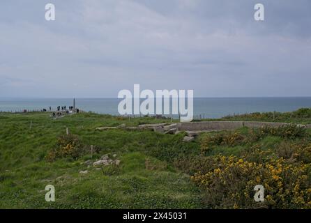 Cricqueville-en-Bessin, Francia - 23 aprile 2024: Batteria tedesca Pointe du hoc a Cricqueville-en-Bessin durante la seconda guerra mondiale. Combattono contro US R. Foto Stock