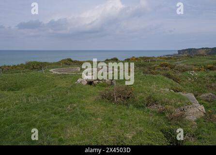 Cricqueville-en-Bessin, Francia - 23 aprile 2024: Batteria tedesca Pointe du hoc a Cricqueville-en-Bessin durante la seconda guerra mondiale. Combattono contro US R. Foto Stock