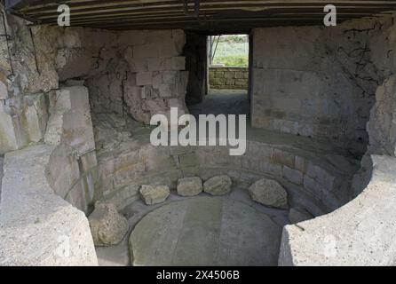 Cricqueville-en-Bessin, Francia - 23 aprile 2024: Batteria tedesca Pointe du hoc a Cricqueville-en-Bessin durante la seconda guerra mondiale. Combattono contro US R. Foto Stock