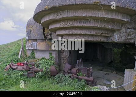 Longues-sur-Mer, Francia - 26 aprile 2024: Batteria Longues-sur-Mer tedesca durante la seconda guerra mondiale. E' l'unico nella regione ad aver mantenuto le armi Foto Stock