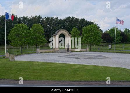 Bayeux, Francia - 28 aprile 2024: Questo memoriale è dedicato al generale Dwight D. Eisenhower, Comandante supremo alleato in Europa. Strade ed edifici. Foto Stock