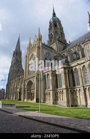 Bayeux, Francia - 28 aprile 2024: Cattedrale di Bayeux. Strade ed edifici. Stile di vita nell'area urbana. Giorno di primavera. Messa a fuoco selettiva Foto Stock