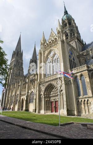 Bayeux, Francia - 28 aprile 2024: Cattedrale di Bayeux. Strade ed edifici. Stile di vita nell'area urbana. Giorno di primavera. Messa a fuoco selettiva Foto Stock