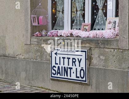 Bayeux, Francia - 28 aprile 2024: Strade ed edifici. Stile di vita nell'area urbana. Giorno di primavera. Messa a fuoco selettiva Foto Stock