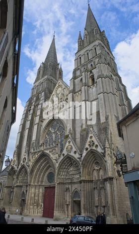 Bayeux, Francia - 28 aprile 2024: Cattedrale di Bayeux. Strade ed edifici. Stile di vita nell'area urbana. Giorno di primavera. Messa a fuoco selettiva Foto Stock