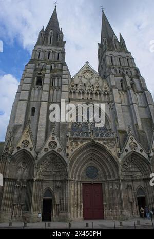 Bayeux, Francia - 28 aprile 2024: Cattedrale di Bayeux. Strade ed edifici. Stile di vita nell'area urbana. Giorno di primavera. Messa a fuoco selettiva Foto Stock