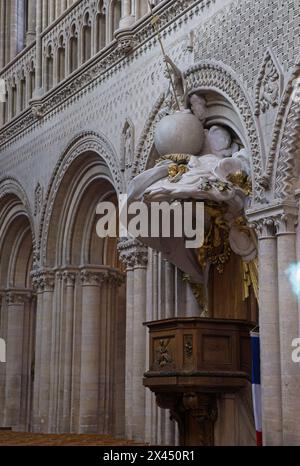 Bayeux, Francia - 28 aprile 2024: Cattedrale di Bayeux. Strade ed edifici. Stile di vita nell'area urbana. Giorno di primavera. Messa a fuoco selettiva Foto Stock