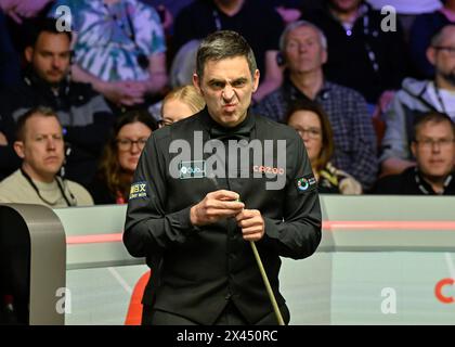 Sheffield, Regno Unito. 30 aprile 2024. Ronnie o'Sullivan reagisce battendo il segno, durante i Campionati del mondo di Cazoo 2024 al Crucible Theatre di Sheffield, Regno Unito, 30 aprile 2024 (foto di Cody Froggatt/News Images) a Sheffield, Regno Unito, il 30/4/2024. (Foto di Cody Froggatt/News Images/Sipa USA) credito: SIPA USA/Alamy Live News Foto Stock