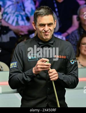 Sheffield, Regno Unito. 30 aprile 2024. Ronnie o'Sullivan reagisce battendo il segno, durante i Campionati del mondo di Cazoo 2024 al Crucible Theatre di Sheffield, Regno Unito, 30 aprile 2024 (foto di Cody Froggatt/News Images) a Sheffield, Regno Unito, il 30/4/2024. (Foto di Cody Froggatt/News Images/Sipa USA) credito: SIPA USA/Alamy Live News Foto Stock