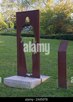 Bayeux, Francia - 28 aprile 2024: Il Bayeux Reporters Memorial è un memoriale destinato a preservare la memoria dei giornalisti e dei giornalisti uccisi durante il mil Foto Stock