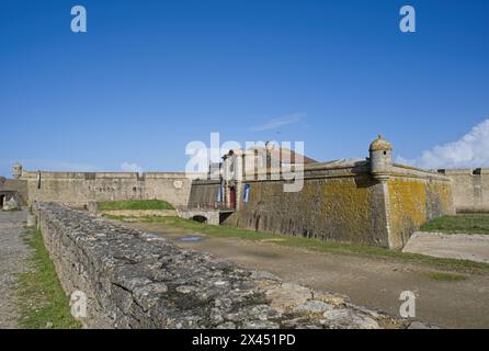 Port-Louis, Francia - 1 aprile 2024: Cittadella di Port-Louis e memoriale ai Patrioti sparati nel giugno 1944 durante la seconda guerra mondiale. Giorno di primavera. Selecti Foto Stock