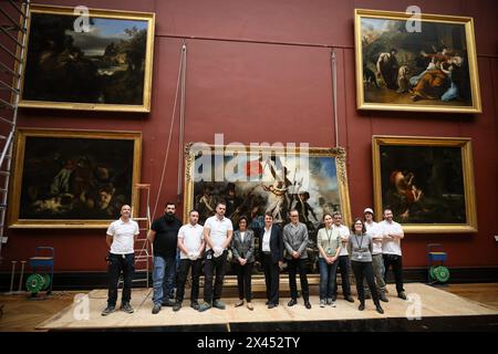 © Thomas Padilla/MAXPPP - Parigi, Francia. 30 aprile 2024. ; PARIGI, FRANCIA ; RETOUR EN SALLE DU TABLEAU D' EUGENE DELACROIX ' LA LIBERTE GUIDANT LE PEUPLE ' EN RESTAURATION D' OCTOBRE 2023 A AVRIL 2024 AU MUSEE DU LOUVER, EN PRESENCE DE LA MINISTRE DE LA CULTURE RACHIDA DATI. LAURENCE DES CARS, DIRECTRICE DU LOUVER. PARIGI, FRANCIA; 30 APRILE 2024; MUSEO LOUVER. RITORNO NELLA SALA DEL DIPINTO DI EUGÈNE DELACROIX “LA LIBERTÀ GUIDA IL POPOLO” IN RESTAURO DA OTTOBRE 2023 AD APRILE 2024 PRESSO IL MUSEO LOUVER, ALLA PRESENZA DEL MINISTRO DELLA CULTURA. Crediti: MAXPPP/Alamy Live News Foto Stock