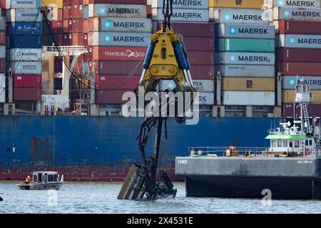Dundalk, Stati Uniti d'America. 28 aprile 2024. Dundalk, Stati Uniti d'America. 28 aprile 2024. Gli equipaggi di salvataggio utilizzano il gancio idraulico di salvataggio HSWC500-1000 attaccato alla massiccia nave gru a ponte Chesapeake 1000 mentre i lavori continuano a ripulire il relitto del Francis Scott Key Bridge, crollato 29 aprile 2024, vicino a Dundalk, Maryland. Il ponte è stato colpito dalla nave container MV Dali da 984 piedi il 26 marzo e crollò uccidendo sei lavoratori. Crediti: Christopher Rosario/U. S Army Corps of Engineers/Alamy Live News Foto Stock