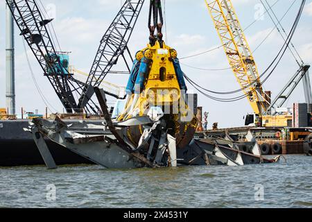 Dundalk, Stati Uniti d'America. 28 aprile 2024. Dundalk, Stati Uniti d'America. 28 aprile 2024. Gli equipaggi di salvataggio utilizzano il gancio idraulico di salvataggio HSWC500-1000 attaccato alla massiccia nave gru a ponte Chesapeake 1000 mentre i lavori continuano a ripulire il relitto del Francis Scott Key Bridge, crollato 29 aprile 2024, vicino a Dundalk, Maryland. Il ponte è stato colpito dalla nave container MV Dali da 984 piedi il 26 marzo e crollò uccidendo sei lavoratori. Crediti: Christopher Rosario/U. S Army Corps of Engineers/Alamy Live News Foto Stock