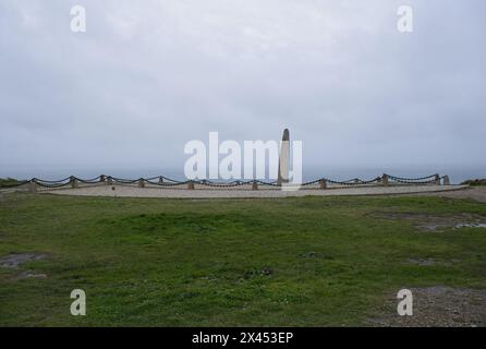 Crozon, Francia - 5 aprile 2024: Memorial Naval Aviation Cape of the Goat. Cap de la Chevre Naval Aeronautics Memorial. Seconda guerra mondiale. Giornata nuvolosa. SEL Foto Stock