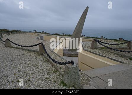 Crozon, Francia - 5 aprile 2024: Memorial Naval Aviation Cape of the Goat. Cap de la Chevre Naval Aeronautics Memorial. Seconda guerra mondiale. Giornata nuvolosa. SEL Foto Stock