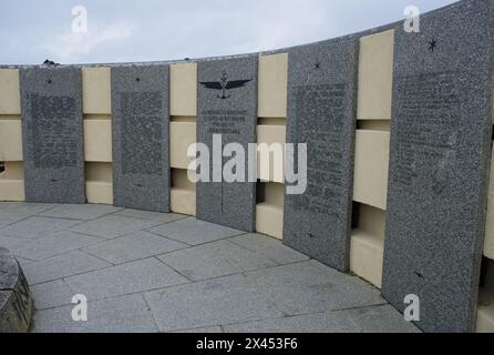 Crozon, Francia - 5 aprile 2024: Memorial Naval Aviation Cape of the Goat. Cap de la Chevre Naval Aeronautics Memorial. Seconda guerra mondiale. Giornata nuvolosa. SEL Foto Stock