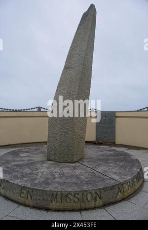 Crozon, Francia - 5 aprile 2024: Memorial Naval Aviation Cape of the Goat. Cap de la Chevre Naval Aeronautics Memorial. Seconda guerra mondiale. Giornata nuvolosa. SEL Foto Stock