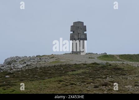 Camaret-sur-Mer, Francia - 5 aprile 2024: Monumento ai bretoni della Francia libera. Seconda guerra mondiale. Giornata nuvolosa. Messa a fuoco selettiva Foto Stock